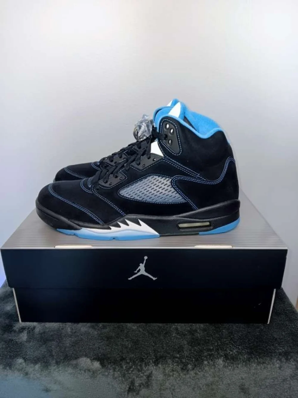 Air Jordan 5 Retro Black UNC Basketball Sneakers Men's Size 11 DS